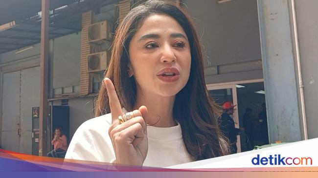 Dewi Perssik Ambil Sikap Ketika Teman Anak Genit dan Simpan Foto Seksi Dirinya