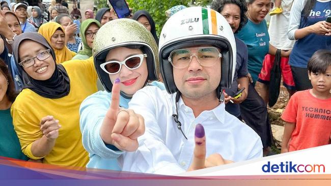 Raffi Ahmad Berkemeja Putih-Nagita Pakai Hoodie Biru Muda, Naik Vespa ke TPS